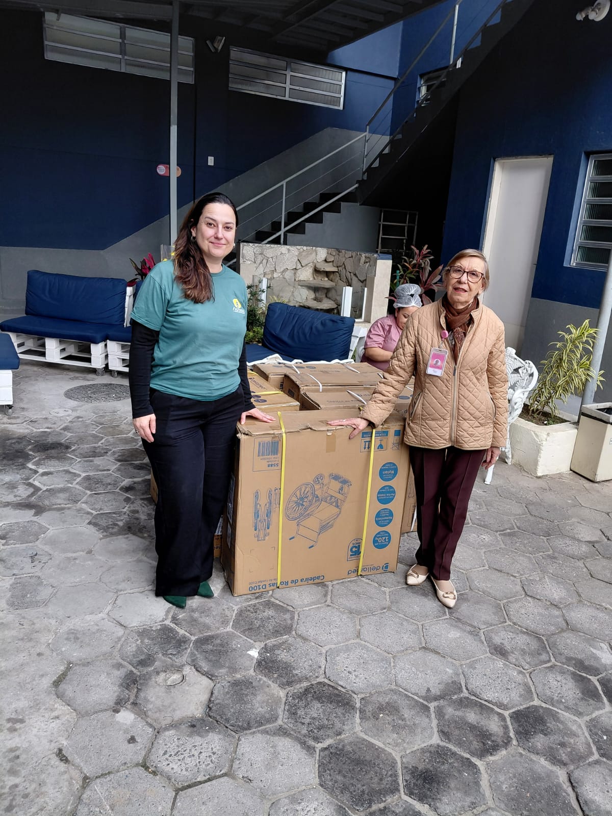 ONG FazSol doa seis cadeiras de rodas à Santa Casa de Mogi das Cruzes